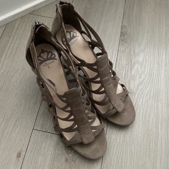 Beautiful strappy heels with zipper at the back. - Picture 2 of 6